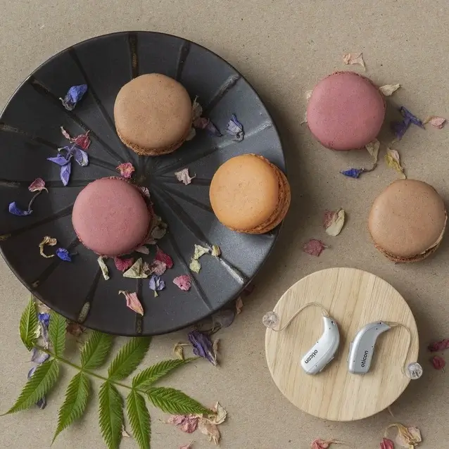 Oticon_Zircon_Still_Life_miniRITE_R_Macarons_Celebration_JBS_130-_1_ (1)